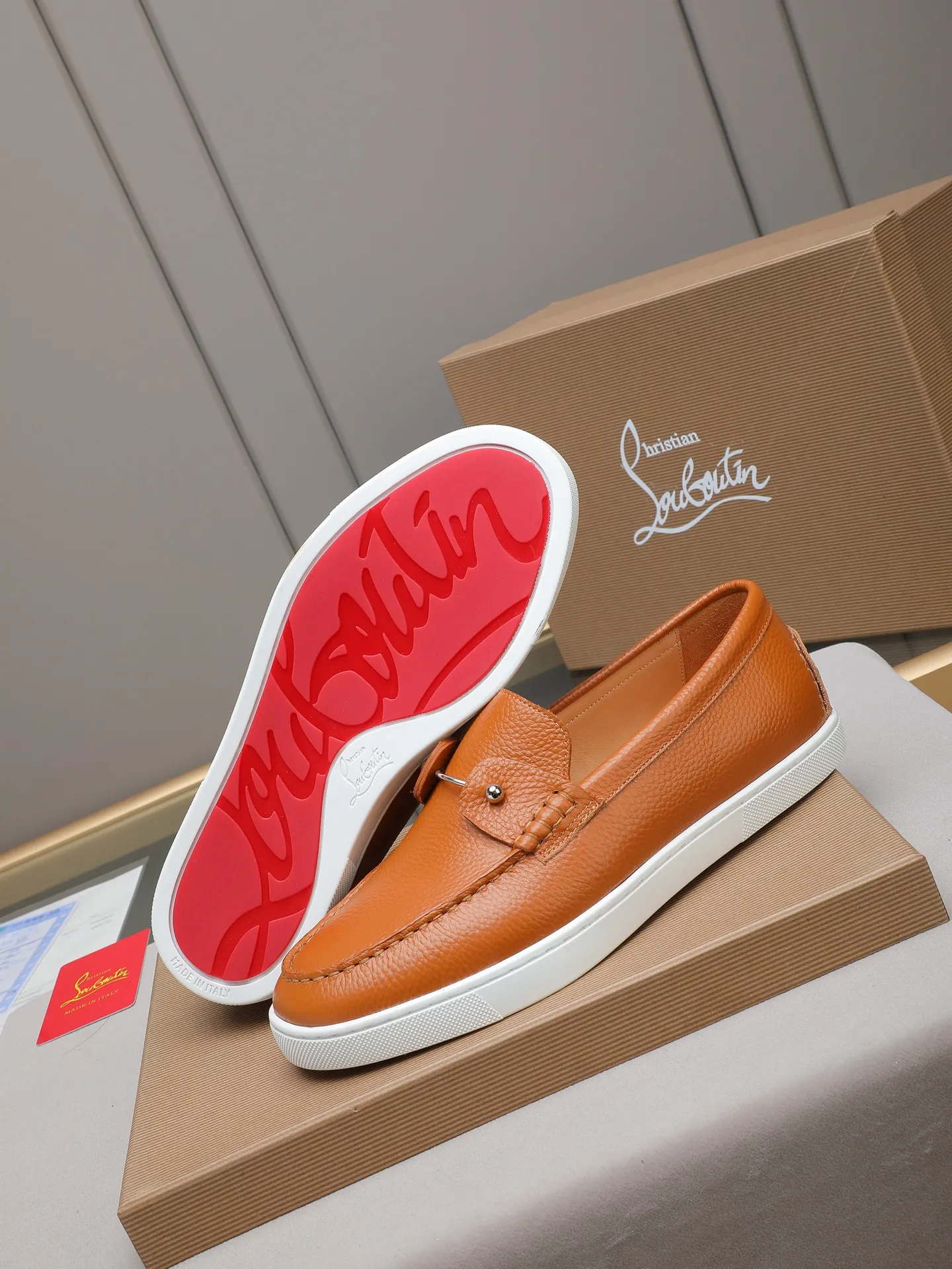 PP480 Christian Louboutin (red-soled shoes) Italian men's casual sneakers are shipped! Each pair of shoes from this Italian handmade shoe brand has a simple and classic design, which is very comfortable and versatile! The upper fabric of this shoe is made of imported cowhide, with high-end and comfortable cowhide lining! The outsole is made of original rubber bottom sheets and is lined with cowhide! Brand-specific mold-opening foot bed, exclusive private mold control! Original box packaging! 39 40 41 42 43 44 (38 45 46 customized)